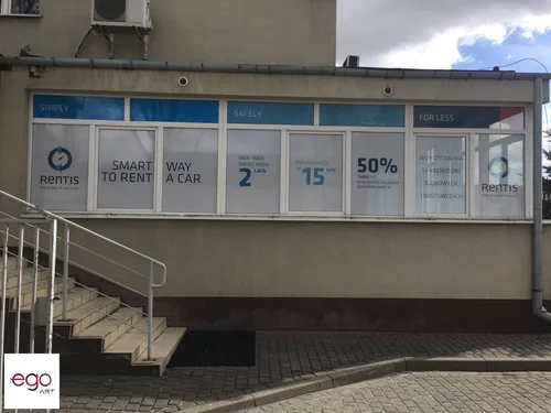Witryna wypożyczalni samochodów oklejona folią OWV