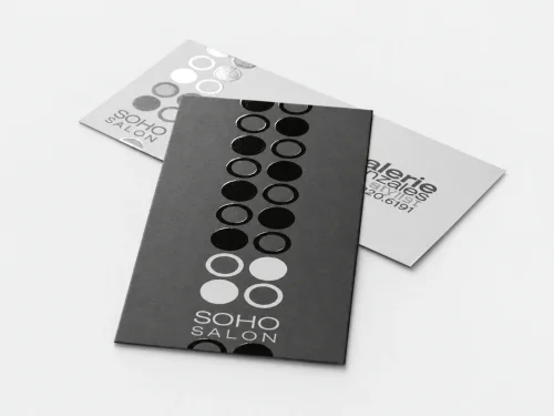 Wybiórczy lakier UV na czarnej wizytówce Soho Salon