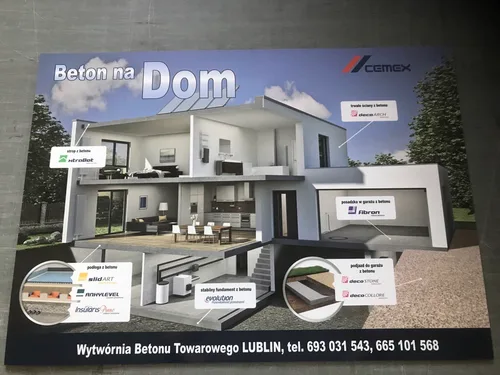 Tablica reklamowa z dibondu z nadrukiem domu, wizualizacjami wnętrz i informacjami o betonie.