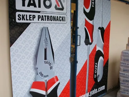 Plansze na blasze z grafiką narzędzi i oznaczeniem sklepu patronackiego Yato.