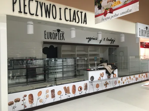 Plansze z PCV z nadrukiem pieczywa i logo Europiek na stoisku w galerii handlowej.