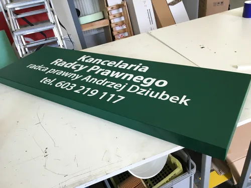 Zielony panel z zaginanego dibondu z białym napisem kancelarii radcy prawnego.