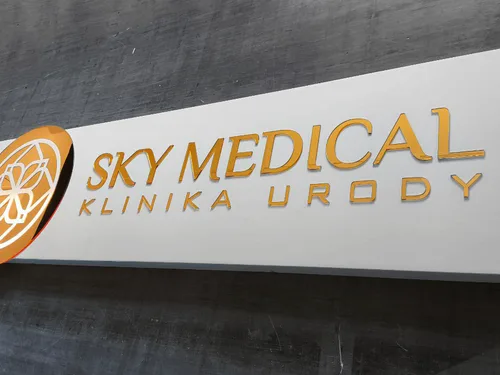Biały panel z dibondu 3D ze złotym logo i napisem Sky Medical Klinika Urody.