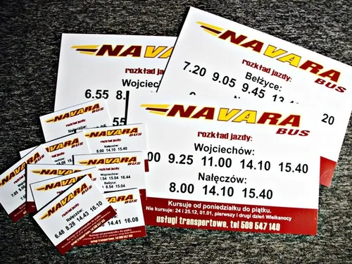 Zestaw tabliczek z PCV z nadrukowanymi rozkładami jazdy przewoźnika.