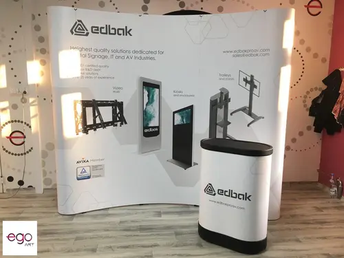 Ścianka reklamowa Edbak z ladą konferencyjną