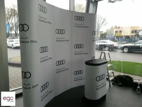 Ścianka i lada Audi — widok z boku