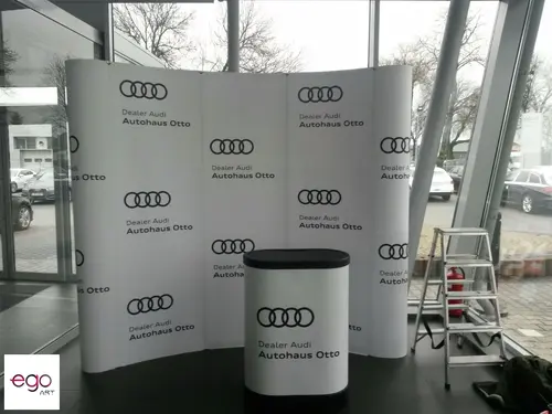 Zestaw konferencyjny Audi z powtarzanym logo