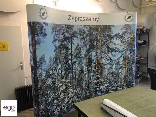 Ścianka konferencyjna z zimowym krajobrazem leśnym