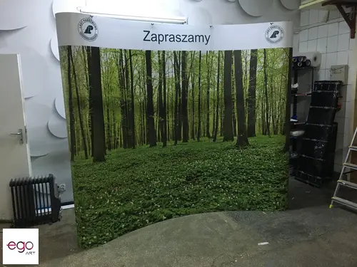 Zielony las na łukowej ściance reklamowej