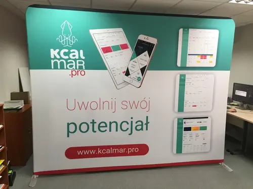Ścianka Formulate Standard z reklamą Kcalmar Pro