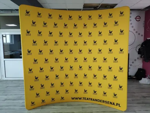 Żółta ścianka Teatru Andersena z powtarzanym logo