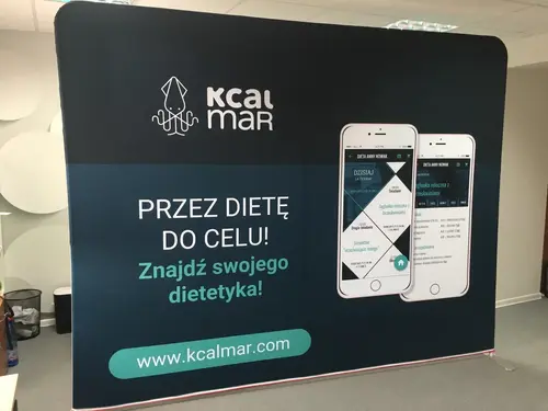 Ścianka reklamowa Kcalmar z ofertą aplikacji dietetycznej