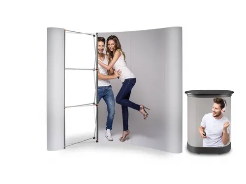 Łukowa ścianka Pop-up Magnetic Plus i lada reklamowa