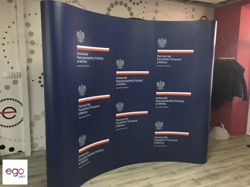 Granatowa ścianka reklamowa instytucji państwowej