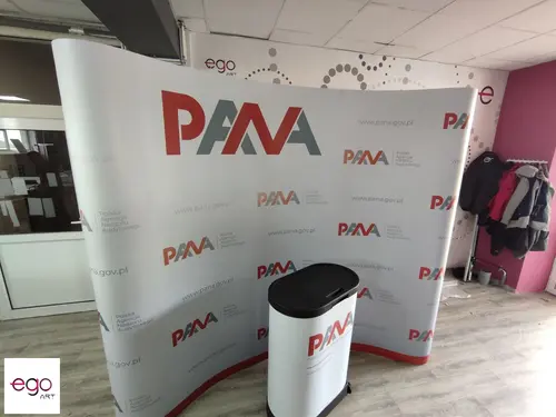 Ścianka i lada z powtarzanym logo PANA