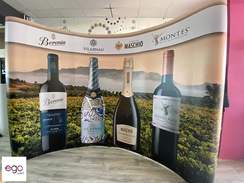 Ścianka Pop-up z reklamą win i panoramą winnicy