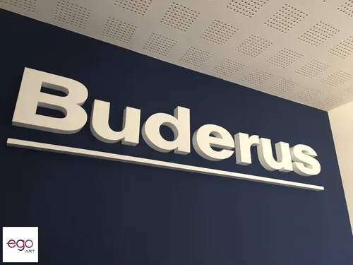 Przestrzenne logo Buderus na granatowej ścianie