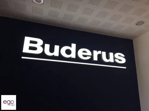 Białe podświetlane logo Buderus we wnętrzu