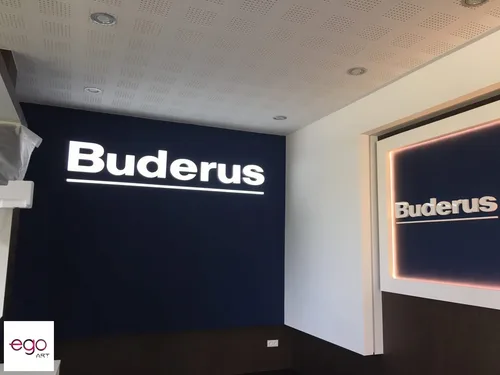 Dwa warianty podświetlanego logo Buderus w salonie