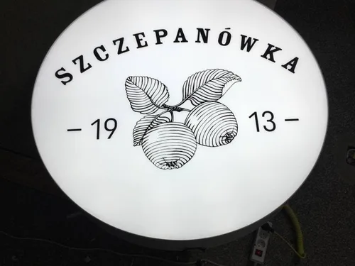 Biały podświetlany kaseton Szczepanówka z czarnym nadrukiem