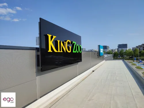 Szyld King Zoo na elewacji — widok z boku