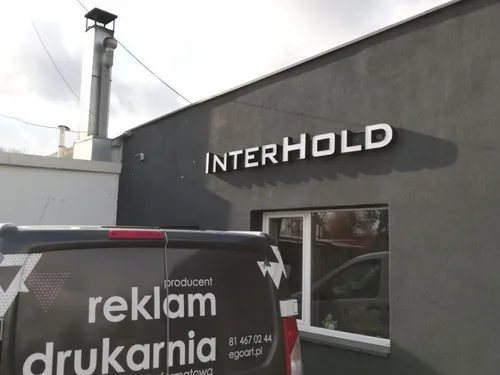 Logo Interhold nad wejściem do firmy