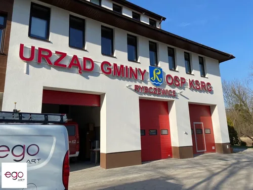 Czerwone litery Urząd Gminy i OSP — ujęcie boczne
