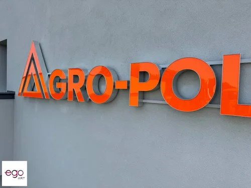 Pomarańczowe litery Agro-Pol ze srebrnymi bokami