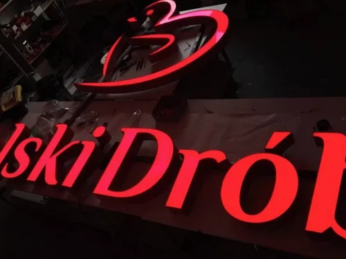 Czerwone podświetlane litery Polski Drób — detal
