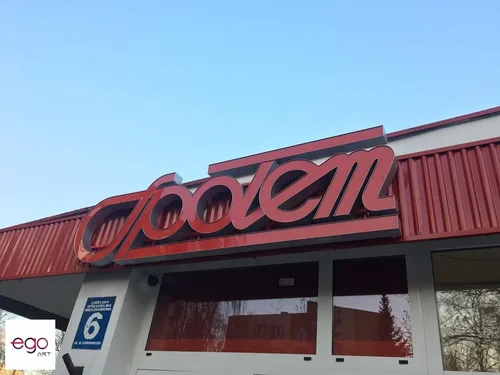Logo Społem na elewacji — widok dzienny