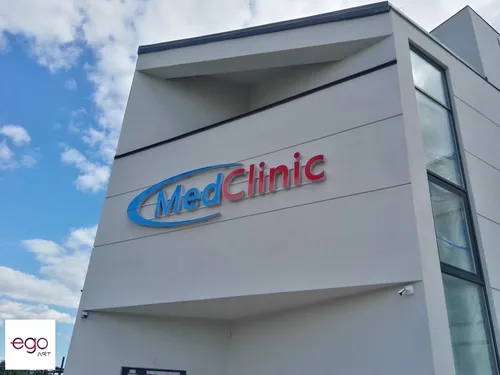 Kolorowe logo MedClinic na fasadzie budynku