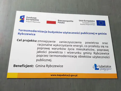 Tablica unijna z dibondu z nadrukiem UV