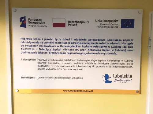 Tablica z dibondu zamontowana na dystansach