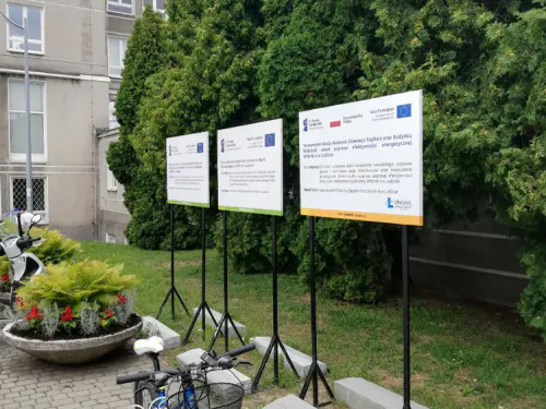 Tablice unijne na konstrukcji stalowej