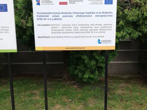 Tablica pamiątkowa na wolnostojącej konstrukcji