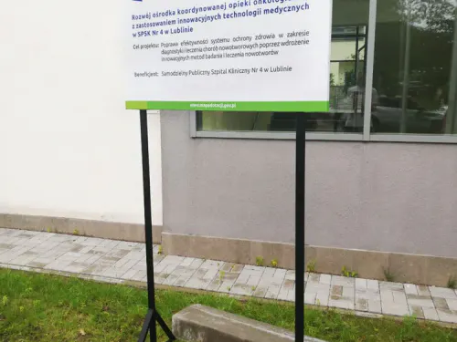 Tablica Funduszy Europejskich na konstrukcji stalowej