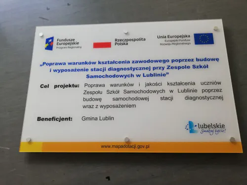 Tablica informacyjna z bezbarwnej plexi