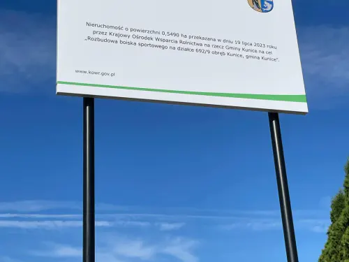 Tablica z dibondu na konstrukcji z rur stalowych