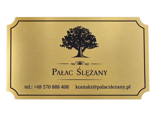 Złota tabliczka z laminatu z ozdobnie wyciętymi wklęsłymi narożnikami, logo drzewa, napisem Pałac Ślężany i danymi kontaktowymi.