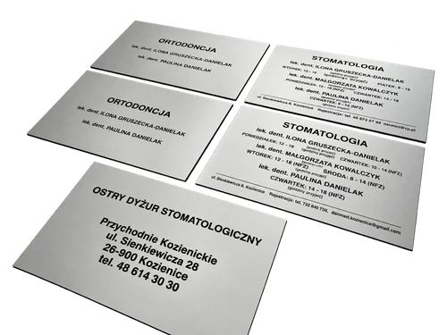 Pięć srebrnych tabliczek z czarnym grawerem: dwie z napisem Ortodoncja, dwie Stomatologia oraz tabliczka Ostry dyżur stomatologiczny.