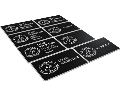 Czarne identyfikatory z laminatu z jasnym grawerem logo Centrum Weterynaryjnego Gdańska 81, nazwiskami i funkcjami personelu.