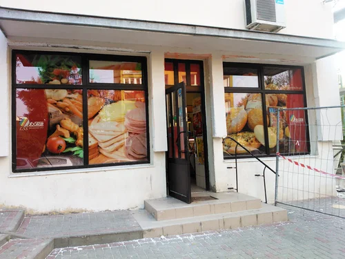 Grafika piekarni i kawiarni na szybach lokalu