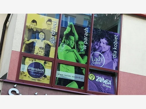 Kolorowa grafika klubu fitness na szybach, naklejona od wewnątrz