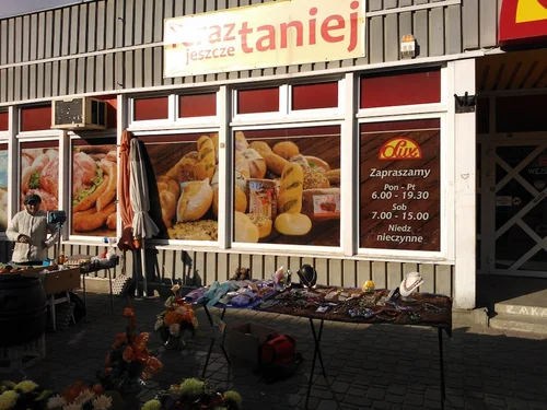 Grafika produktów piekarniczych na szybach sklepu