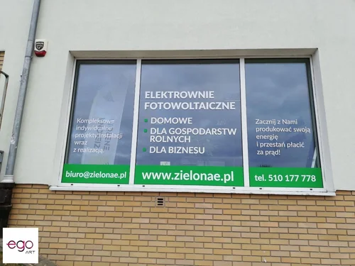 Napisy reklamowe na oknie firmy z branży fotowoltaicznej