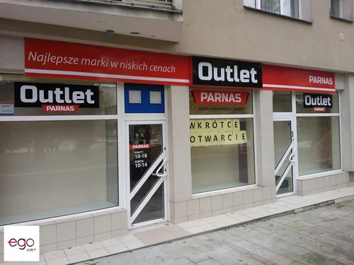 Promocyjne napisy na witrynie sklepu obuwniczego