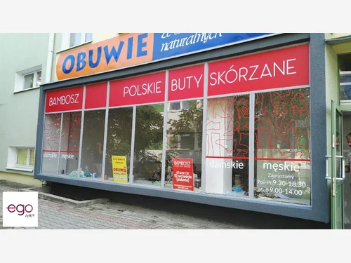 Kolorowe napisy z folii ploterowej na witrynie sklepu z obuwiem