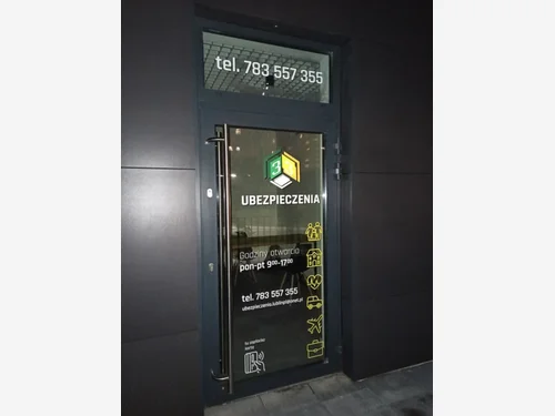Logo i informacje kontaktowe na drzwiach biura ubezpieczeń