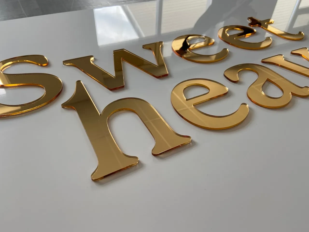 Złote logo lustro z plexi